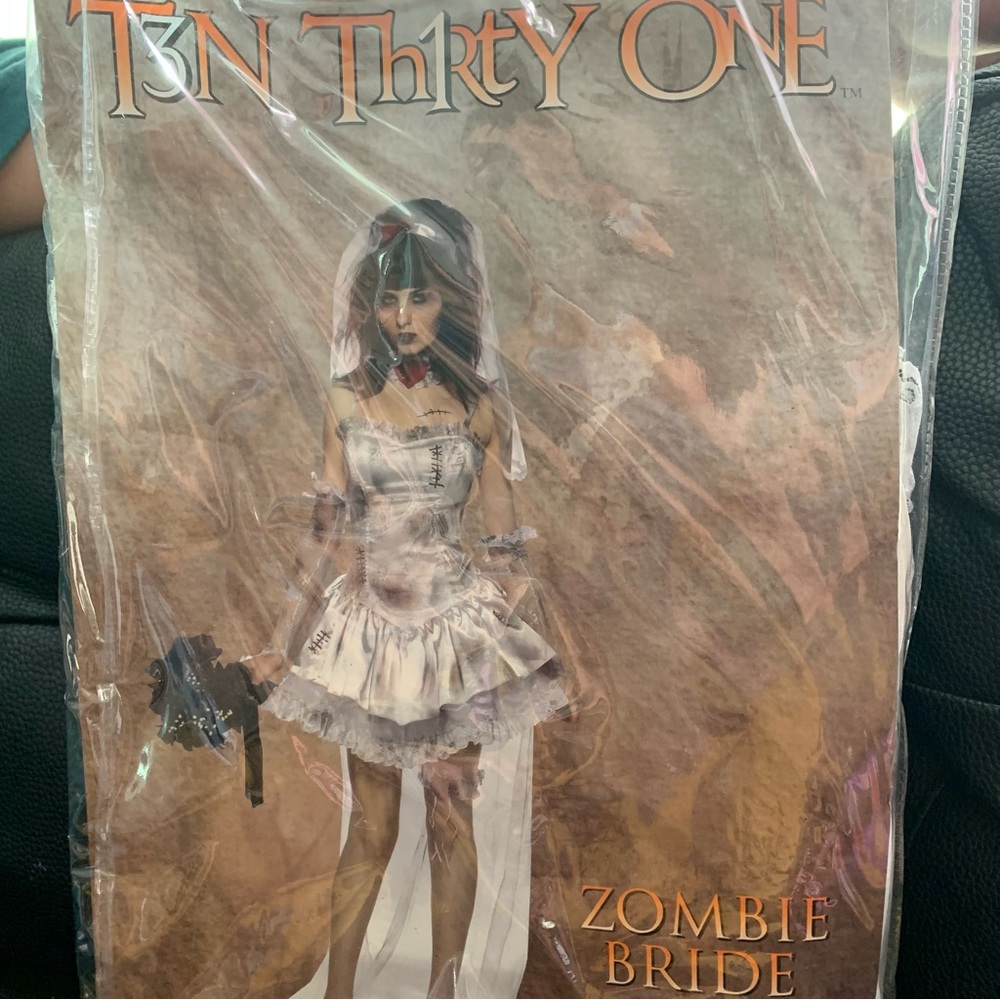 👰🏻‍♀️🧟‍♀️T3n Th1rty One from Hot Topic Zombie Bride Costume-Small🧟‍♀️👰🏻‍♀️